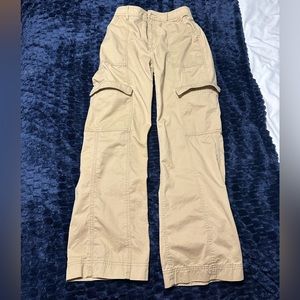 Abercrombie & Fitch Cargo Pants Color Khaki
Relaxed High Waisted 27 / 4